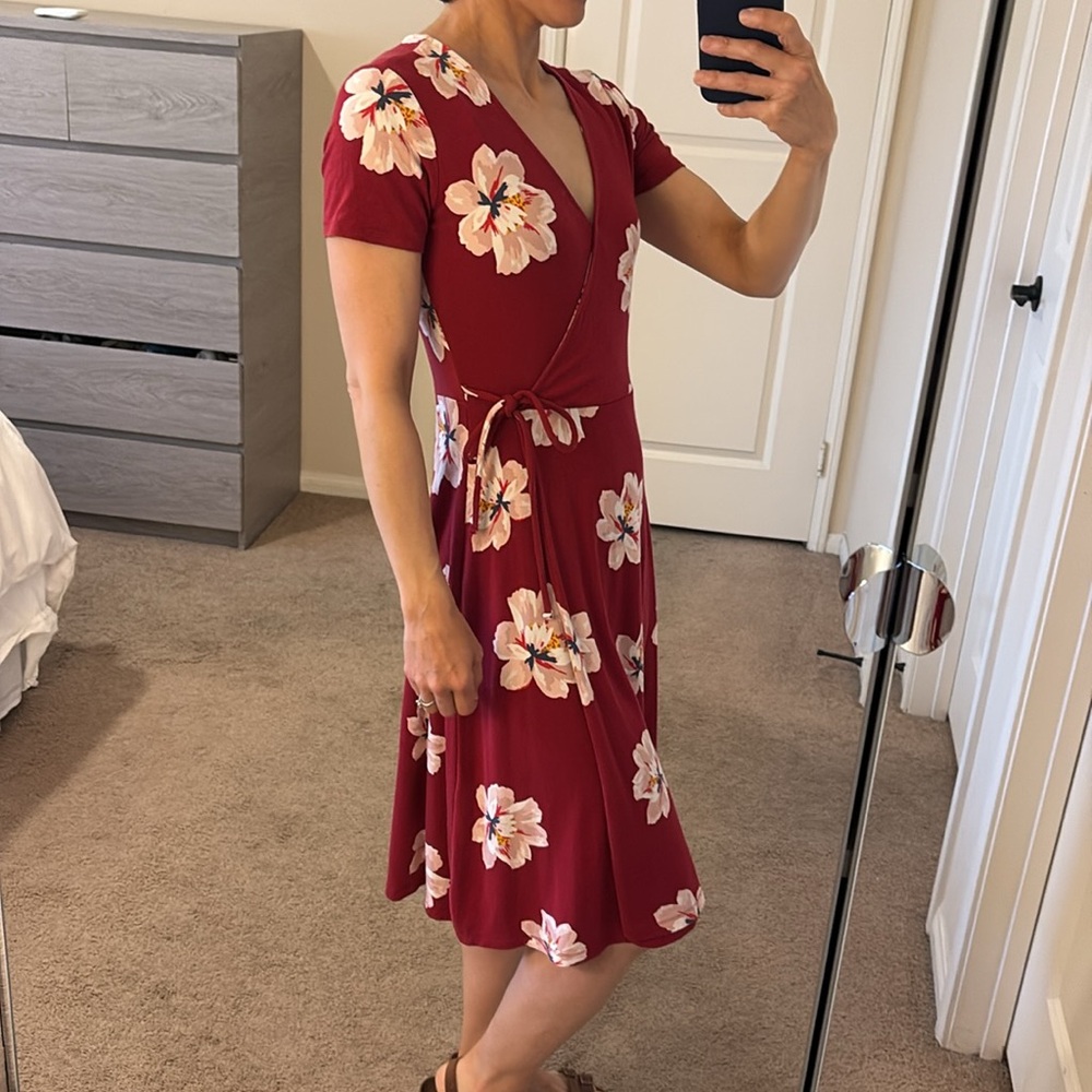 Old Navy Red floral wrap dress v neck stretch with sleeves - Picture 2 of 13